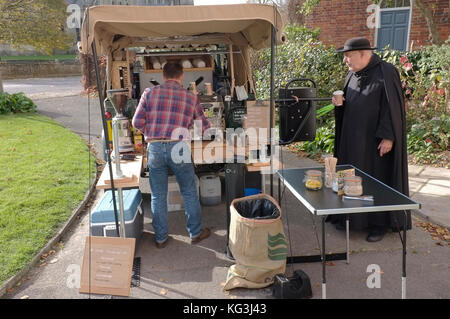 Ein Priester trinken Kaffee gekauft, die von einem pop-up Kaffee in Salisbury, Großbritannien Stockfoto