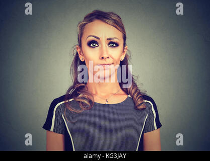 Frau mit verwirrt verwirrt und unentschlossen Gesichtsausdruck Stockfoto