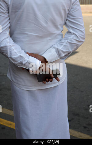 Die pettah Colombo Sri Lanka Sri Lanka Mann hält das iPhone hinter seinem Rücken Stockfoto