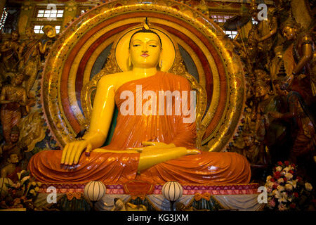 Colombo Sri Lanka Slave Island Gangaramaya Tempel Bild Haus Buddha Statue mit der Bhumisparsha Mudra und in der padmasana Position eingerastet Stockfoto