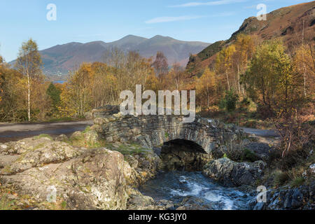 Ashness Brücke mit Skiddaw im Hintergrund Derwentwater See Bezirk Stockfoto
