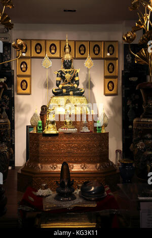 Colombo Sri Lanka Slave Island Gangaramaya Tempel Buddha Statue mit der Dhyana Mudra und in der ardha Padmasana Position eingerastet Stockfoto