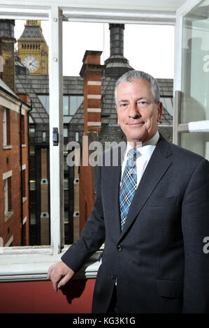 Mike Thornton, Liberaldemokratischen MP fotografierte in seinem Büro in Westminster, London. Foto von Michael Walter/Troika Stockfoto