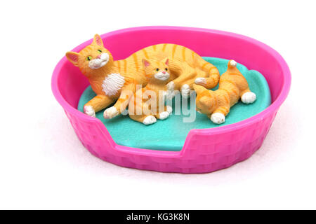 Jahrgang 1990's Toy Kitty In My Pocket Ingwer Katze mit Kätzchen im Korb Stockfoto