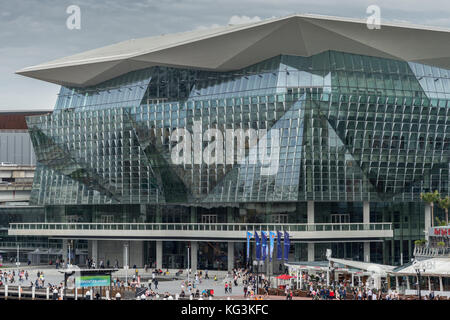 Sydney, Australien - 21. März 2017: Nahaufnahme der vorderen Fassade International Convention Center sitzen am Ufer des Darling Harbour unter schweren cloudscape Stockfoto