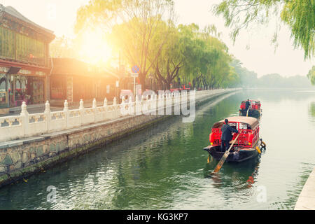 China traditionellen touristischen Boote auf Peking Kanäle von qianhai See an der shichahai Distrikt in Peking, China Stockfoto