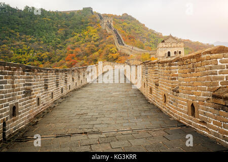 China die Große Mauer Fernsicht komprimierte Türme und wandsegmente Herbst in den Bergen in der Nähe von Beijing alte chinesische Festung militärischen l Stockfoto