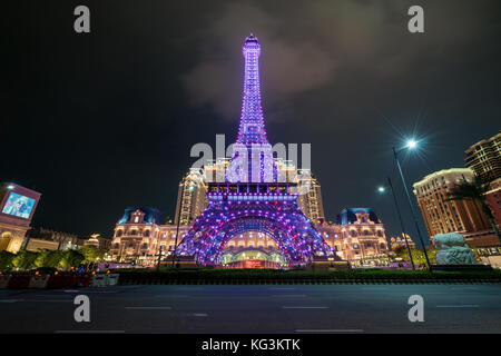 Macau, China - 15. Oktober 2017: Perspektivischer Blick auf den pinken Macau Eiffelturm, das Wahrzeichen der Pariser, ein luxuriöses Resort Hotel Casino im Cotai Strip im Besitz von L Stockfoto