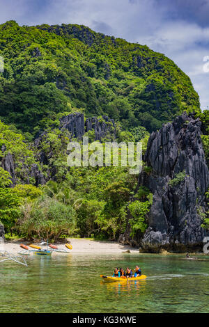 Asien Philippinen palawan El nido Kajaks am Eingang der kleinen Lagune eines der Highlights der Tour ein. Stockfoto