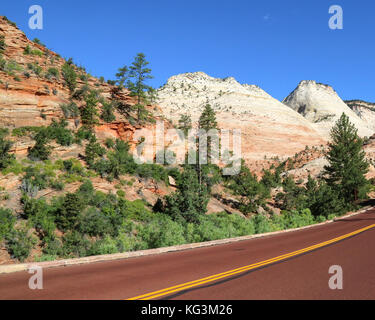 Eine Szene entlang des Zion-Mt. Carmel Hwy, wenn man den Zion National Park von Osten aus erreicht Stockfoto