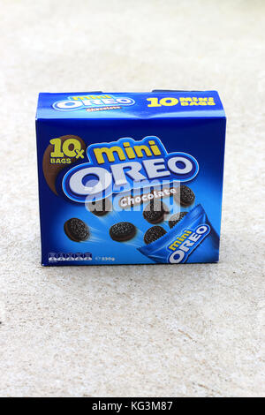 Oreo Cookies Schokolade mini in einer Box isoliert Stockfoto