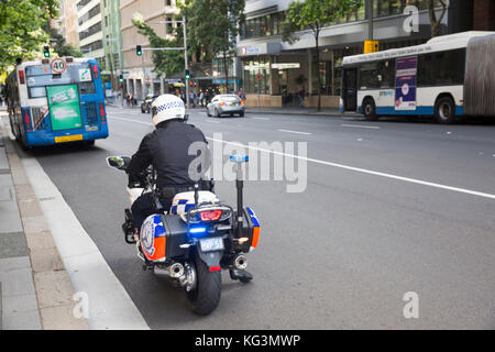 New South Wales Polizist Polizisten auf seinem Polizei Motorrad in die Innenstadt von Sydney, Australien Stockfoto