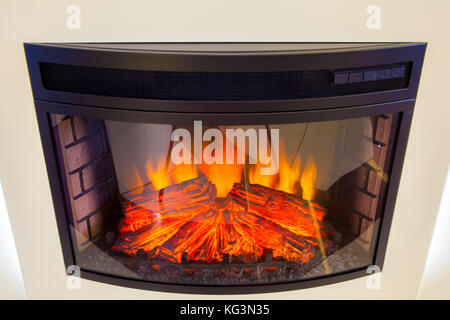 Close-up Weiß elektrischer Kamin mit Feuer Stockfoto