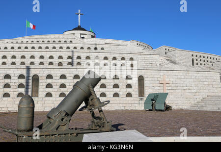 Vicenza, VI., Italien - 8. Dezember 2015: Denkmal für den Ersten Weltkrieg, Sacrario Militare del Monte Grappa. Gräber von italienern starben mit Stockfoto