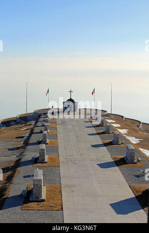 Vicenza, VI, Italien - 8. Dezember 2015: Ossario del Monte Grappa. Lange Hauptstraße Stockfoto