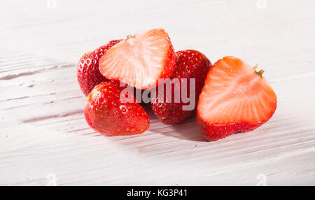 Einige schneiden Erdbeeren Beeren auf Tafeln., horizontale Schuß Stockfoto