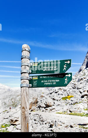 Der Index der Routen für Touristen. Ein Blick in die Berge im Nationalpark Picos de Europa, Fuente de. Sommertag. Stockfoto