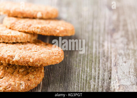Cookies auf einen alten Holztisch. ländlichen Stil, Copyspace auf der rechten Seite, bis in der Nähe, selektiver Fokus Stockfoto
