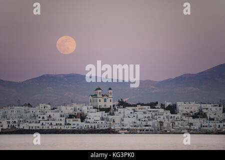 Mondaufgang über Naoussa, Paros, Kykladen, Griechenland Stockfoto