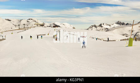 Pyrenäen, Andorra - Februar 10, 2017: Unbekannter Skifahrer auf einer Alpinen Ski Slope in den Pyrenäen, Andorra. Eine Ansicht von Skiliften, Gipfeln der Berge in Sn Stockfoto