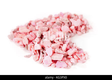 Herz aus rosa Steinen auf White Boards. Das Herz von kleinen rosa Steine auf den Brettern mit weißer Farbe bemalt festgelegt ist Stockfoto