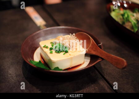 Japan Tofu gewürfelte Teller auf Holz Tisch in einem traditionellen japanischen Restaurant. Gesundes Essen. Stockfoto