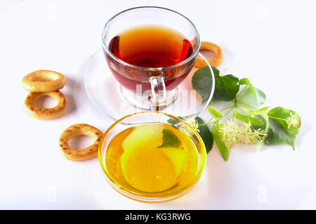 Kräutertee und weißen Honig. eine Tasse mit Tee aus Linden Blumen, Honig, Blumen einer Linden und Lenkrad. Stockfoto