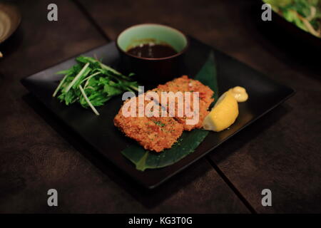 Tonkatsu, knusprig gebratenes Schweinefleisch, im Japanischen Restaurant Stockfoto