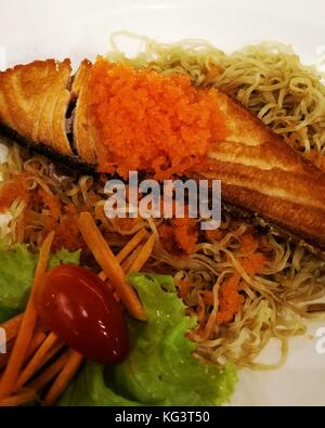 Gebratener Lachs mit Garnelen Eier (ebiko) auf trockene Nudel platte Fusion Food Stockfoto