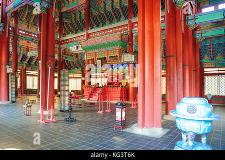 Seoul, Südkorea - 12.Juni 2017: Der Thron in Gyeongbok Palast in Seoul, Südkorea. Stockfoto