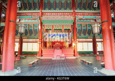 Seoul, Südkorea - 12.Juni 2017: Der Thron in Gyeongbok Palast in Seoul, Südkorea. Stockfoto