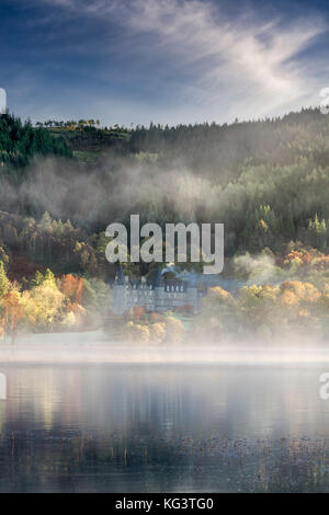 Misty Herbst Licht über Loch achray und Hurdles in die trossachs, Schottland. Stockfoto