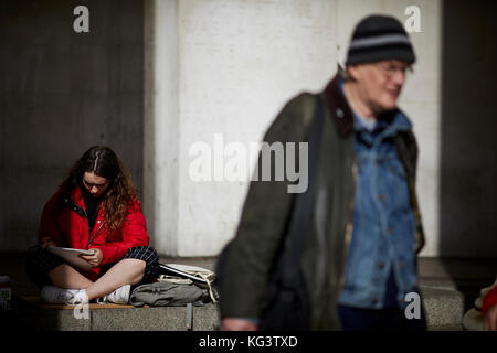 Student artist Skizzieren in Manchester City Centre. Stockfoto