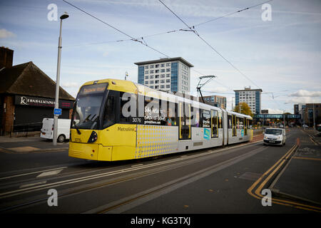 Eine gelbe Manchester Metrolink tram an Hollyhedge Straße, Benchill, Wythenshawe. Stockfoto