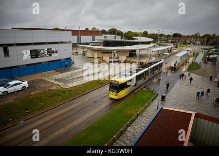 Die Außenseite des Wythenshawe Forum und die neue Bus- und Straßenbahn-Austausch an das Stadtzentrum Stockfoto