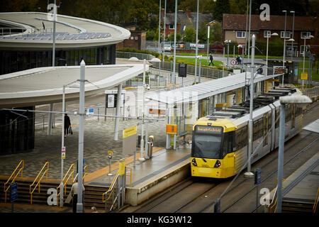 Die Außenseite des Wythenshawe Forum und die neue Bus- und Straßenbahn-Austausch an das Stadtzentrum Stockfoto