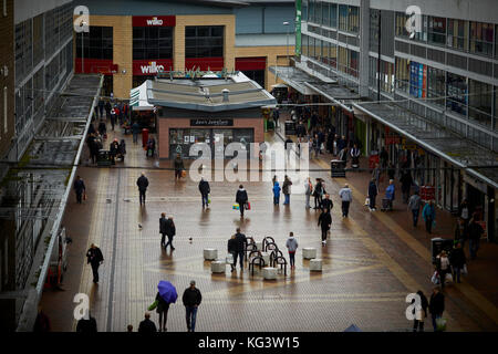 Die Außenseite des Wythenshawe Stadtzentrum shopping Parade auf einem feuchten dunklen düsteren Tag Stockfoto