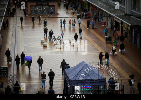 Die Außenseite des Wythenshawe Stadtzentrum shopping Parade auf einem feuchten dunklen düsteren Tag Stockfoto