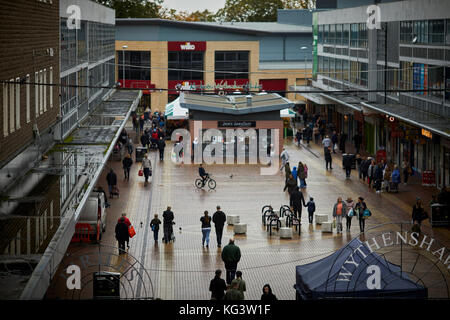 Die Außenseite des Wythenshawe Stadtzentrum shopping Parade auf einem feuchten dunklen düsteren Tag Stockfoto