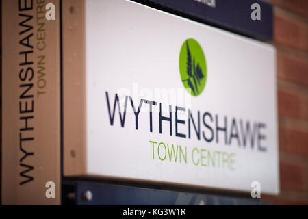 Die Außenseite des Wythenshawe Stadtzentrum shopping Parade Zeichen Stockfoto