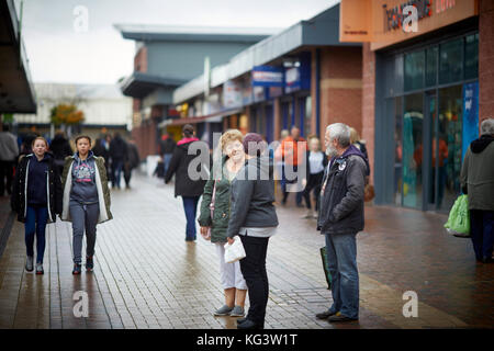 Die Außenseite des Wythenshawe Stadtzentrum shopping Parade. Stockfoto