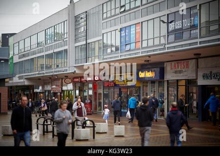 Die Außenseite des Wythenshawe Stadtzentrum shopping Parade. Stockfoto