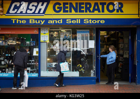 Die Außenseite des Wythenshawe Stadtzentrum shopping Parade. Die modernen Pfandhaus, Cash Generator Stockfoto