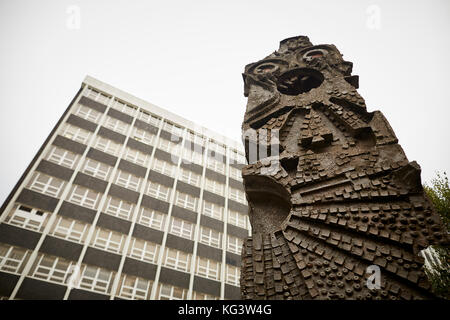 Drei TOTEM SKULPTUREN VORDEREN INNENHOF ALLERTON GEBÄUDE SALFORD UNIVERSITY CAMPUS von William Mitchell-minütigen Männer Skulpturen Stockfoto