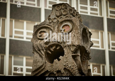 Drei TOTEM SKULPTUREN VORDEREN INNENHOF ALLERTON GEBÄUDE SALFORD UNIVERSITY CAMPUS von William Mitchell-minütigen Männer Skulpturen Stockfoto