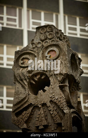 Drei TOTEM SKULPTUREN VORDEREN INNENHOF ALLERTON GEBÄUDE SALFORD UNIVERSITY CAMPUS von William Mitchell-minütigen Männer Skulpturen Stockfoto