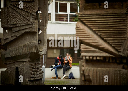 Drei TOTEM SKULPTUREN VORDEREN INNENHOF ALLERTON GEBÄUDE SALFORD UNIVERSITY CAMPUS von William Mitchell-minütigen Männer Skulpturen Stockfoto