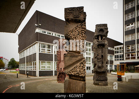 Drei TOTEM SKULPTUREN VORDEREN INNENHOF ALLERTON GEBÄUDE SALFORD UNIVERSITY CAMPUS von William Mitchell-minütigen Männer Skulpturen Stockfoto