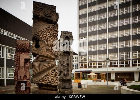 Drei TOTEM SKULPTUREN VORDEREN INNENHOF ALLERTON GEBÄUDE SALFORD UNIVERSITY CAMPUS von William Mitchell-minütigen Männer Skulpturen Stockfoto