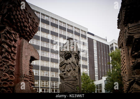 Drei TOTEM SKULPTUREN VORDEREN INNENHOF ALLERTON GEBÄUDE SALFORD UNIVERSITY CAMPUS von William Mitchell-minütigen Männer Skulpturen Stockfoto